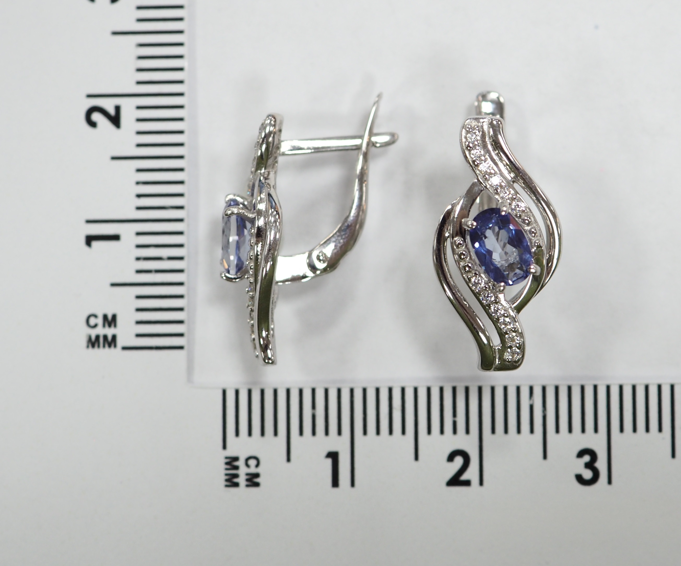 Серебряные серьги 925 пробы; вставки 2 Топаз; 24 Фианит бесцв.;